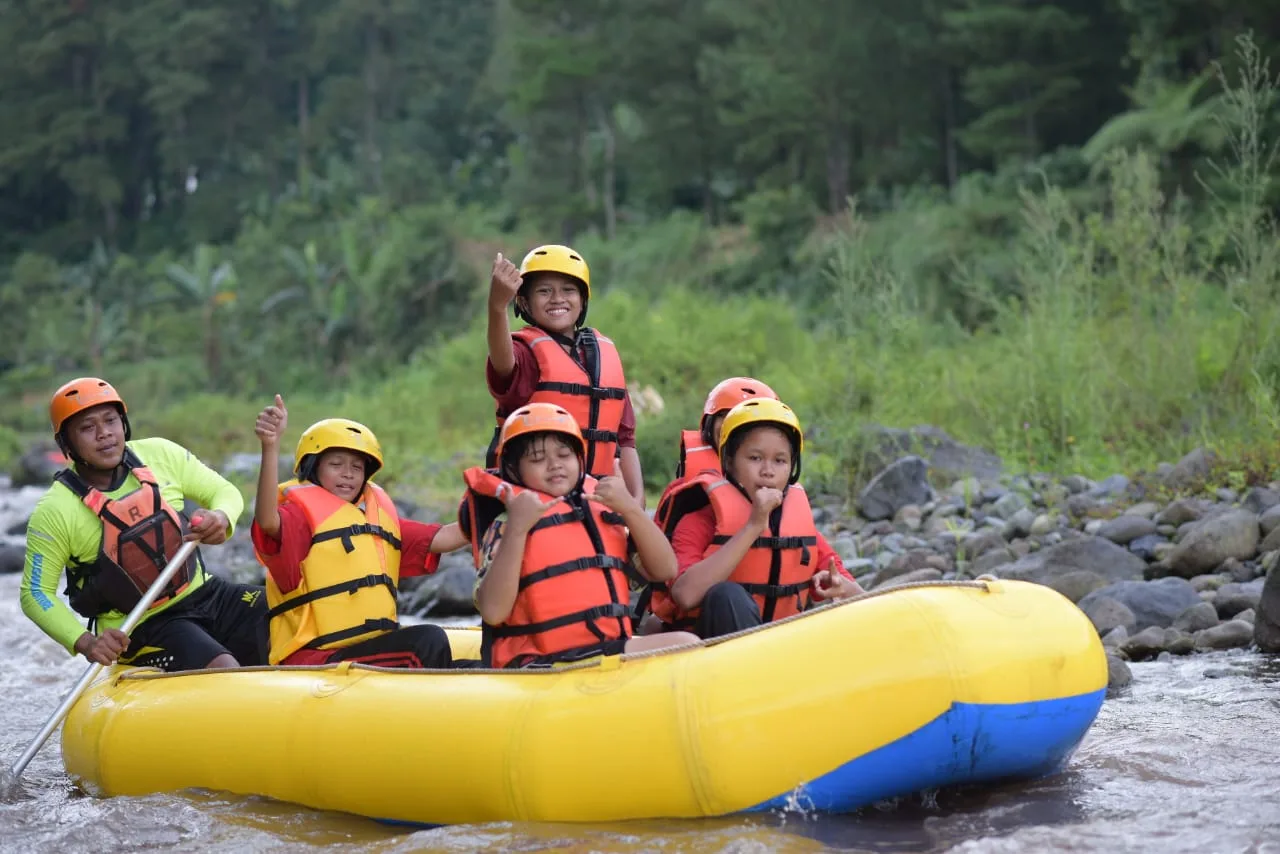 Rafting SDN Model Banyuwangi di Kalisawah Adventure