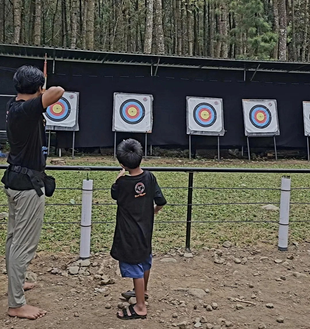 Peserta mengikuti Archery Experience – Panahan di Kalisawah Adventure Banyuwangi