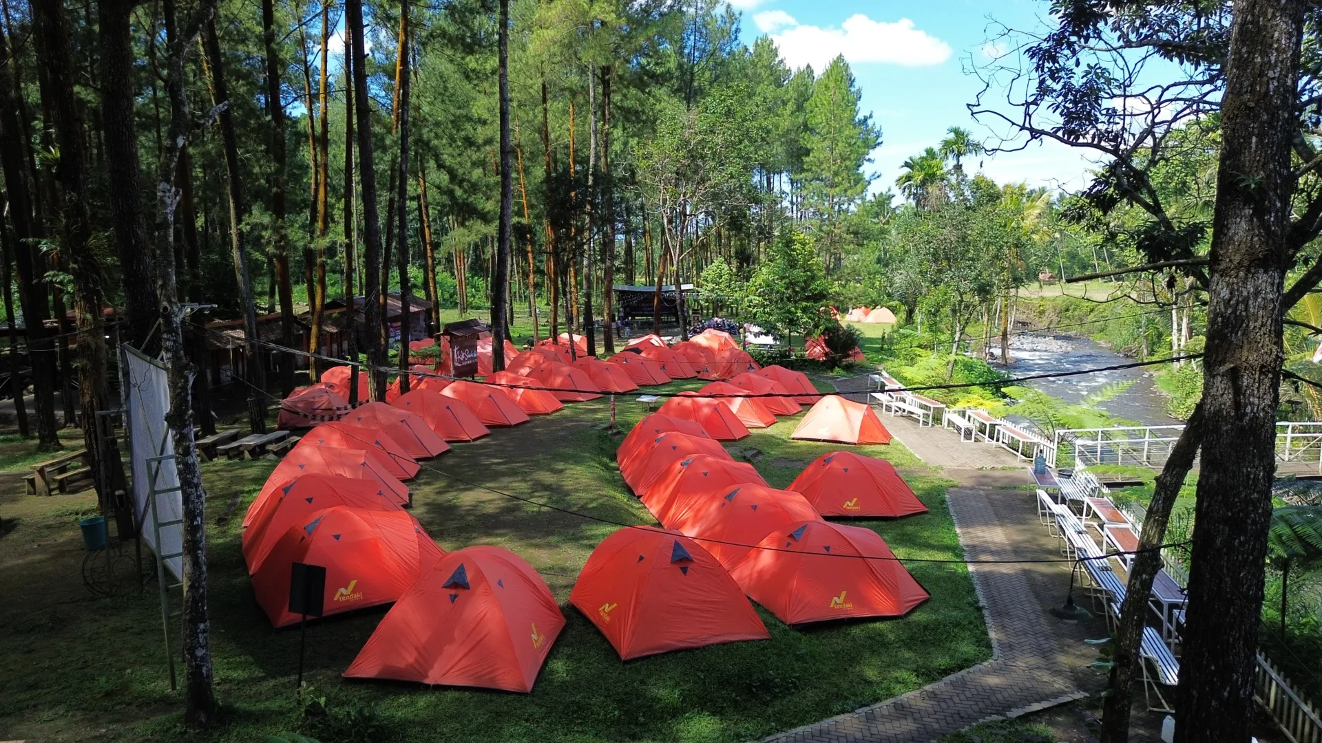 Area Santai Camp di Kalisawah Adventure Banyuwangi